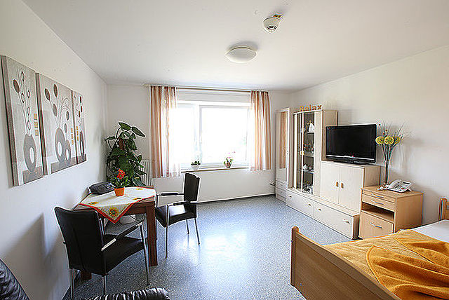 Blick in ein Zimmer im BRK Seniorenheim St.Martin in Gangkofen